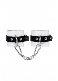 Бело-черные кожаные наручники с одним ремешком с люверсами - Pecado - купить с доставкой в Рыбинске